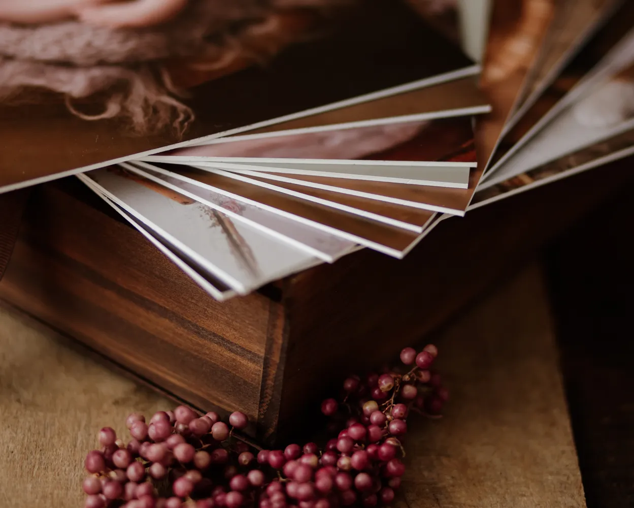 Caja de madera con tapa metacrilato y fotos sobre cartulina rígida