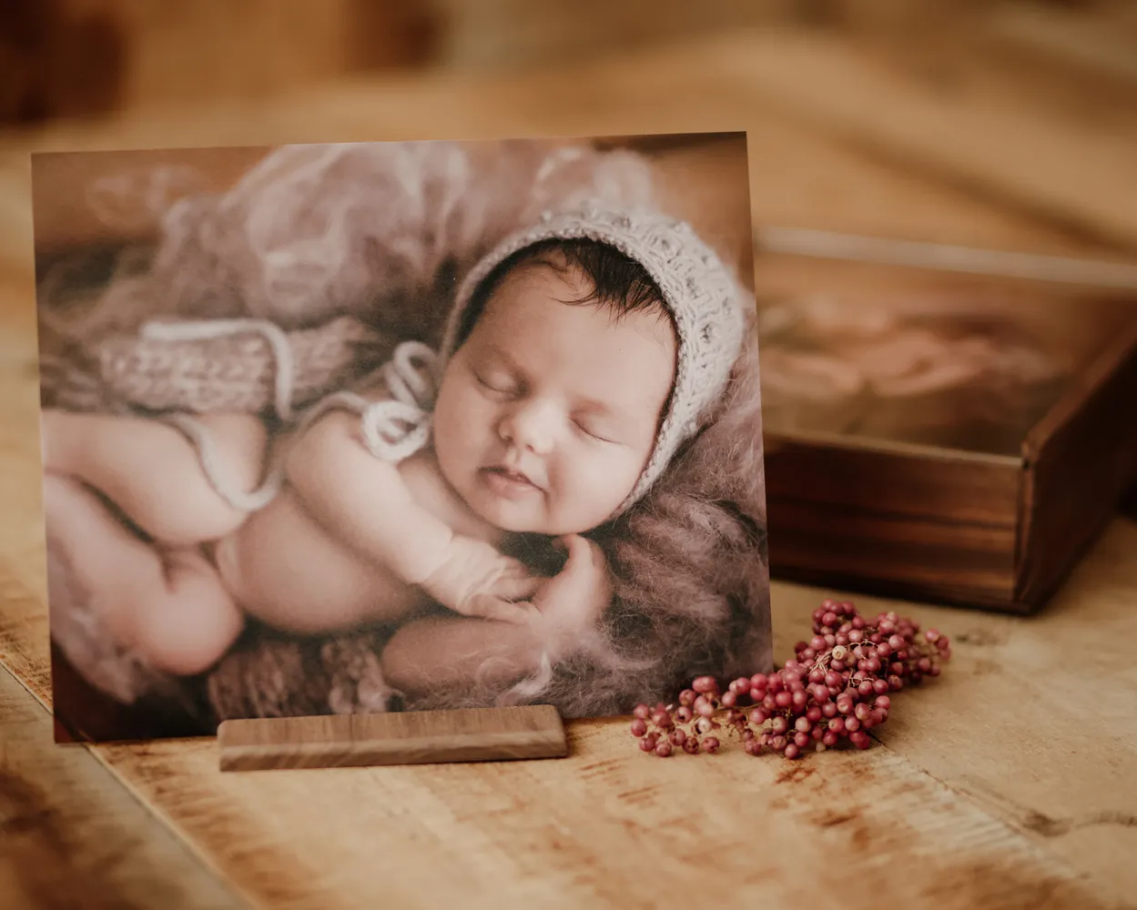 Caja de madera con tapa metacrilato y fotos sobre cartulina rígida