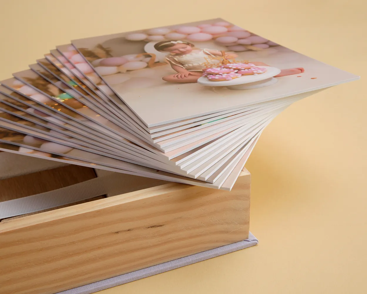 Caja Alcalá con fotos sobre cartulina rígida